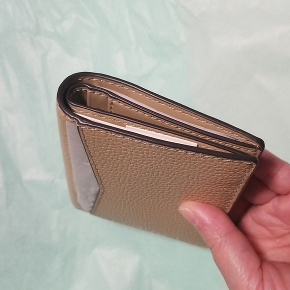 Michael Kors Izzy Small Leather ID Billfold Wallet - Picture 8 of 9